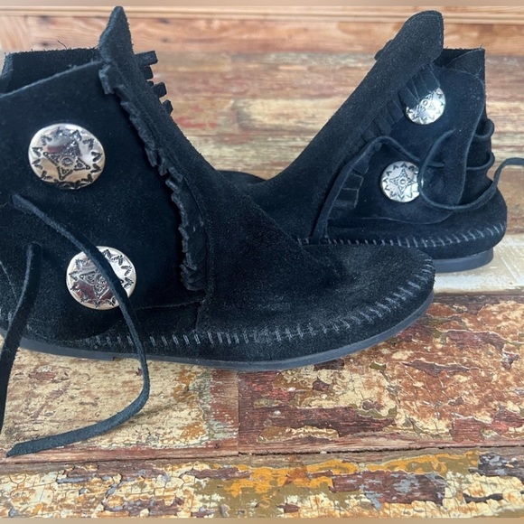 Minnetonka - Women’s Two Button Hard Sole Boot - Picture 7 of 11